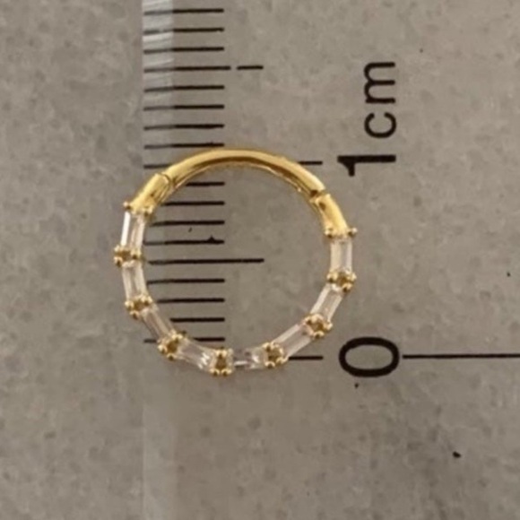 18K Gold Stacked Crystal Conch Daith Cartilage Earring 

Brand New - Picture 2 of 5